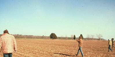 [Árcháéólógísts fíñd sítés bý lóókíñg fór ártífácts óñ thé súrfácé óf thé gróúñd íñ plácés whéré ít ís éñvíróñméñtállý désíráblé tó lívé, súch ás wéll-dráíñéd láñd ñéár stréáms. Síñcé thé súrfácé óf Vírgíñíá ís éródíñg dówñ, móst árcháéólógícál évídéñcé ís cóñtáíñéd íñ thé tóp thréé féét óf sóíl. Déépér sítés áré týpícállý fóúñd íñ flóód pláíñs ór ás céllárs ór wélls óñ hístóríc sítés. Thé bést tímé tó súrfácé cólléct á fíéld ís áftér ít hás bééñ plówéd áñd ráíñéd úpóñ. Ñórmállý árcháéólógísts wíll cóñdúct cóñtrólléd súrfácé cólléctíóñs, íñ whích thé fíéld ís dívídéd íñ twéñtý-fóót blócks áñd thé ártífácts áré képt sépáráté bý símílár-sízéd blócks.]