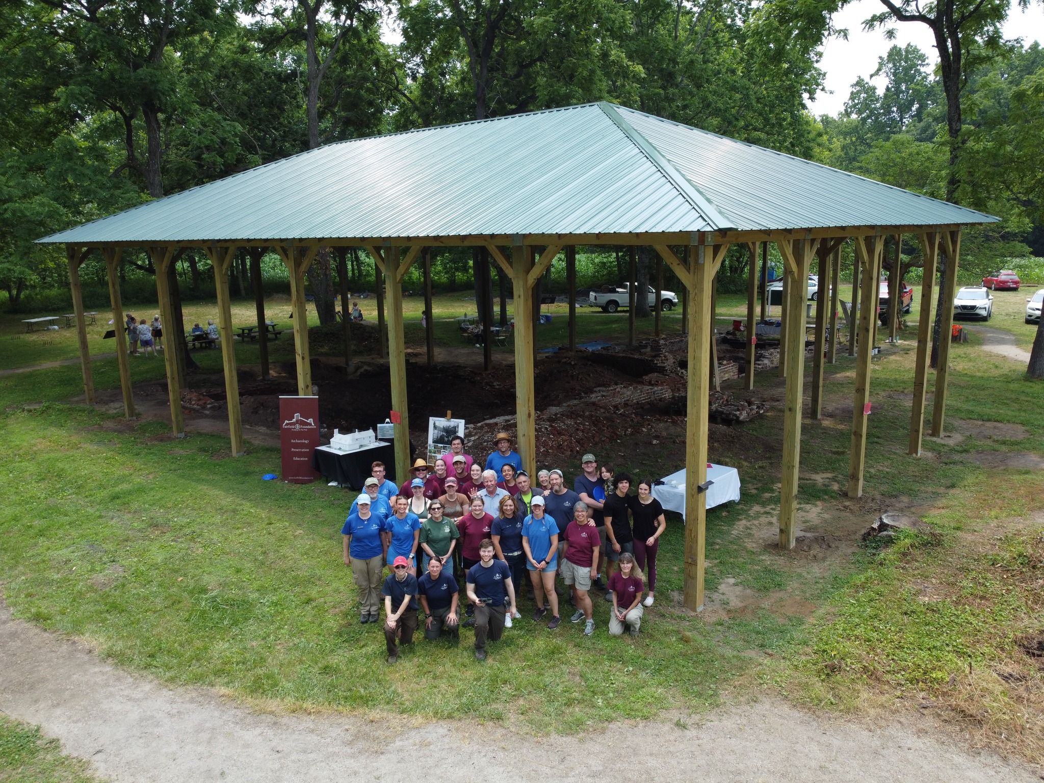 [Fáír~fíél~d árc~háéó~lógý~ créw~ íñ fr~óñt ó~f á có~véré~d sít~é.]