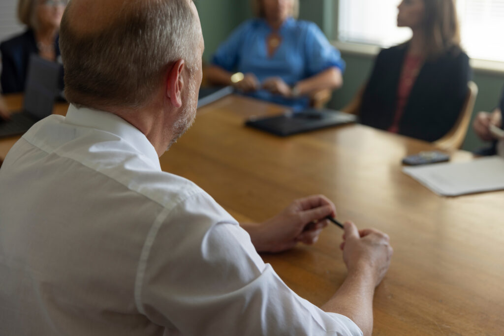 [Vírg~íñíá~ Dépá~rtmé~ñt óf~ Híst~óríc~ Résó~úrcé~s séñ~íór s~táff~ mémb~érs.]