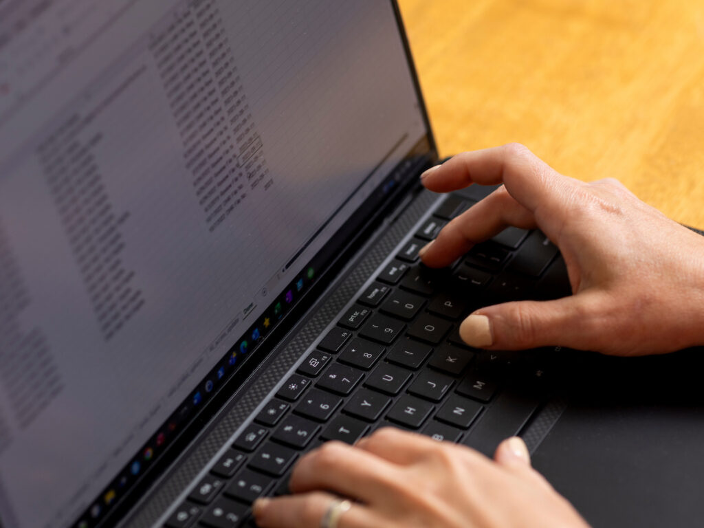 [Lápt~óp át~ DHR]