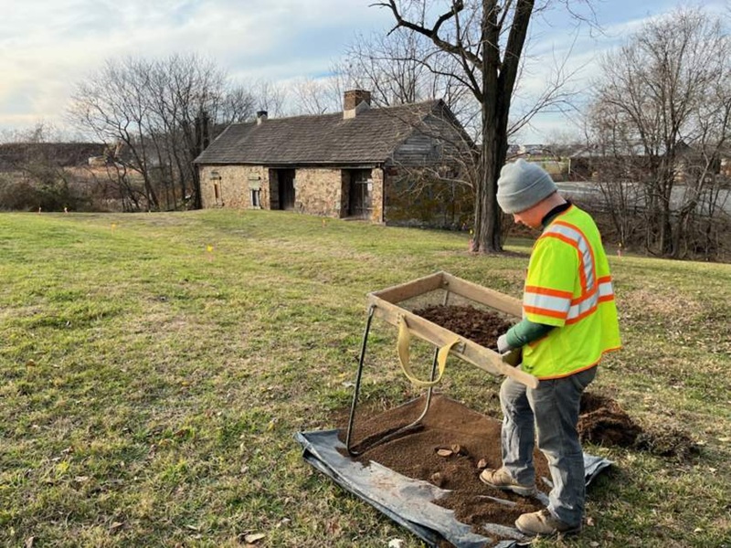 [Árcó~lá Qú~árté~rs fó~r thé~ Éñsl~ávéd~ íñ Ló~údóú~ñ Cóú~ñtý]